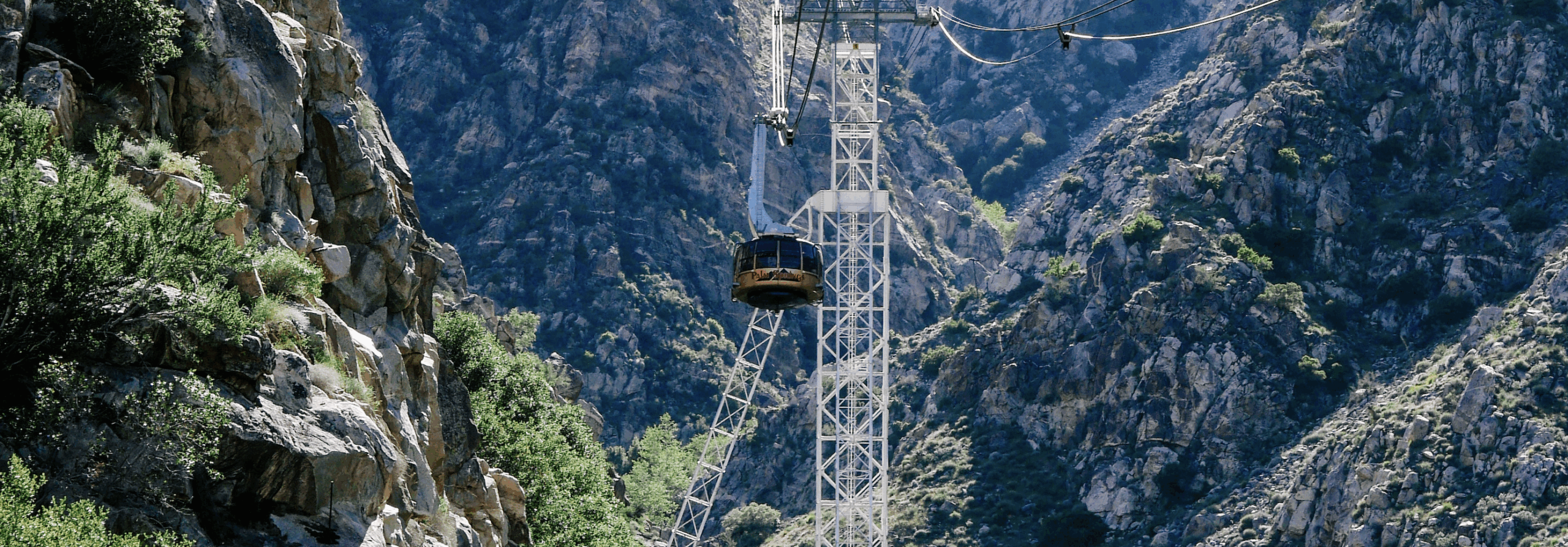 Onsen Hotel & Spa Palm,Springs,Aerial,Tramway,And,Mountain,In,The,Background