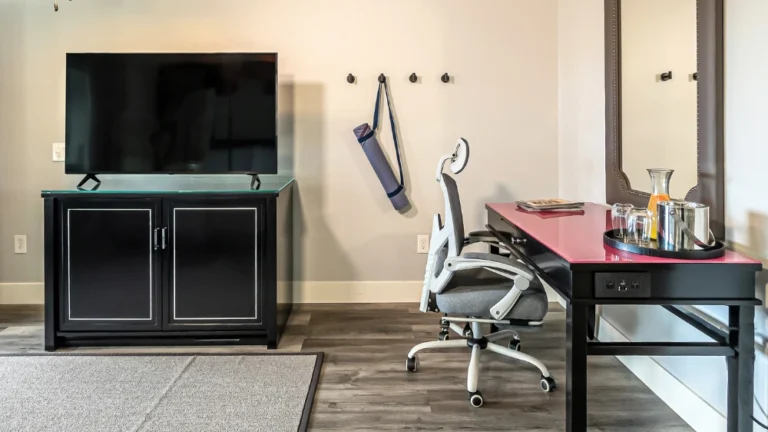 Queen Jr Suite